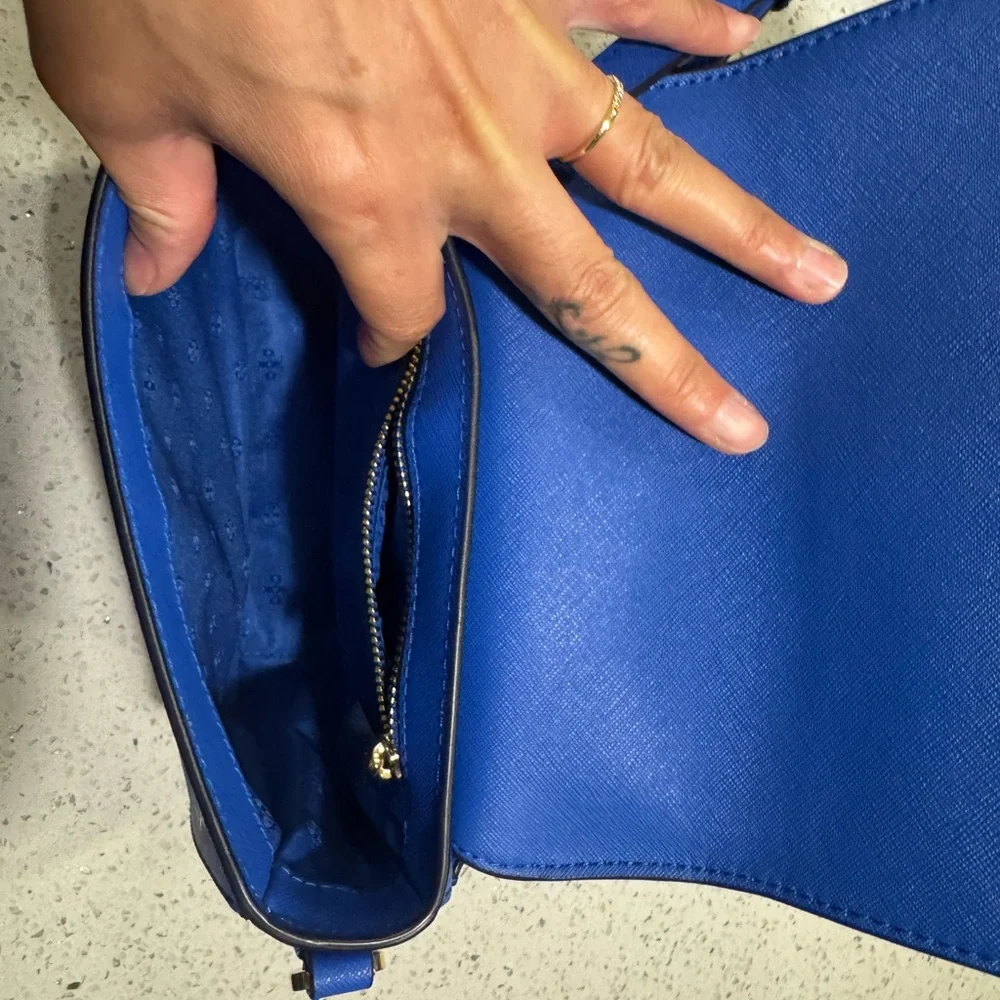 Tory Burch Blue Saddle Crossbody Bag with Textured Finish - Picture 8 of 12